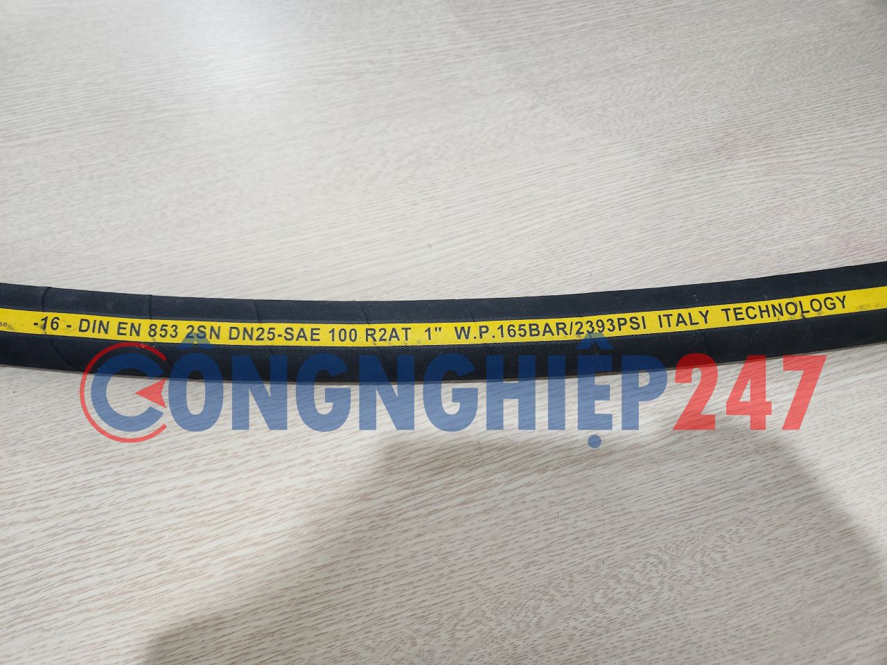 Thông số cơ bản hiển thị đầy đủ trên thân ống cao su thủy lực